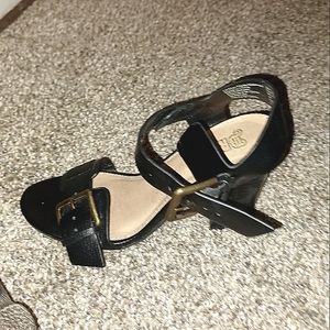 Heeled sandals size 6. Never worn only one time. Look New